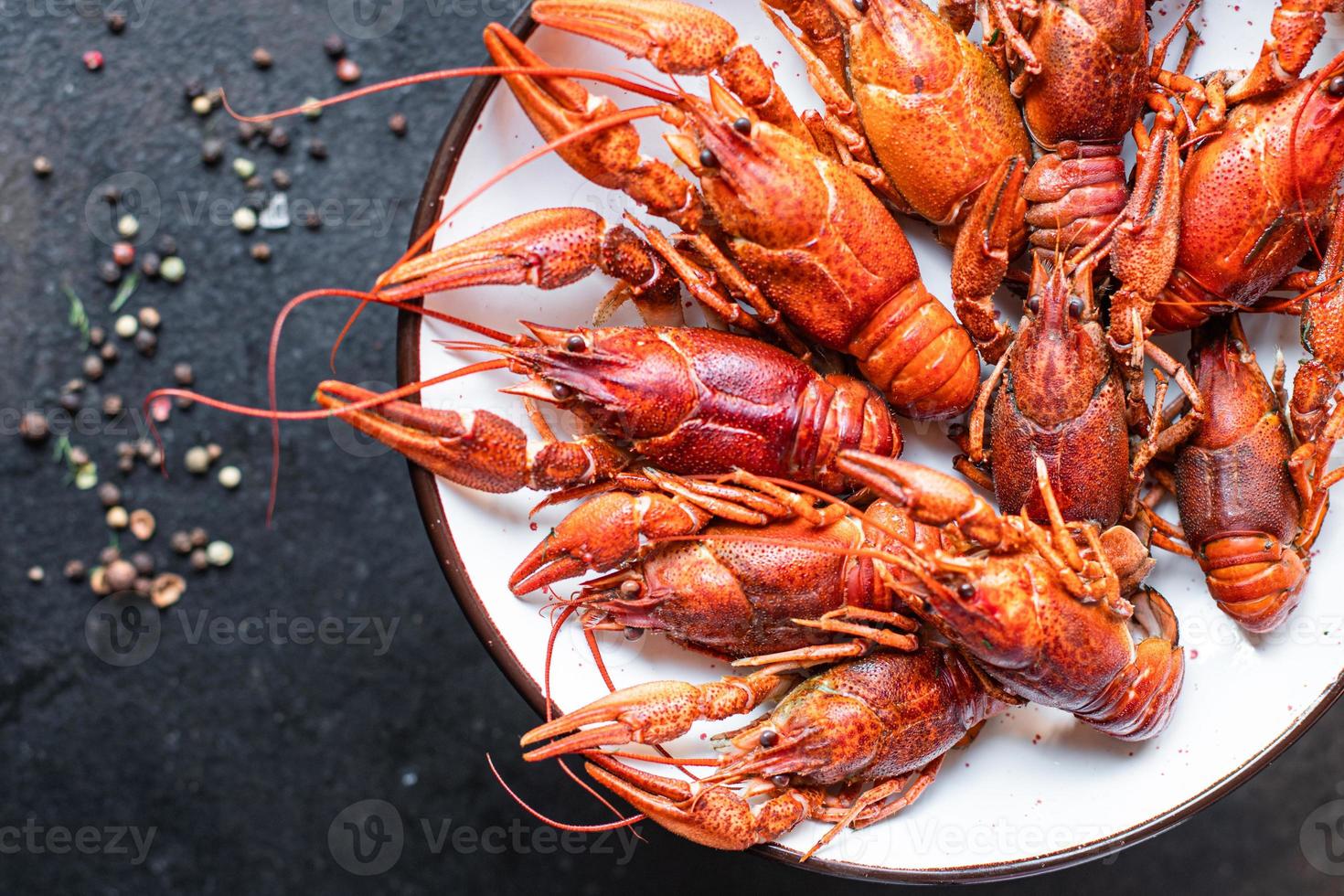 rivierkreeft rood vers gekookte zeevruchten schaaldieren foto