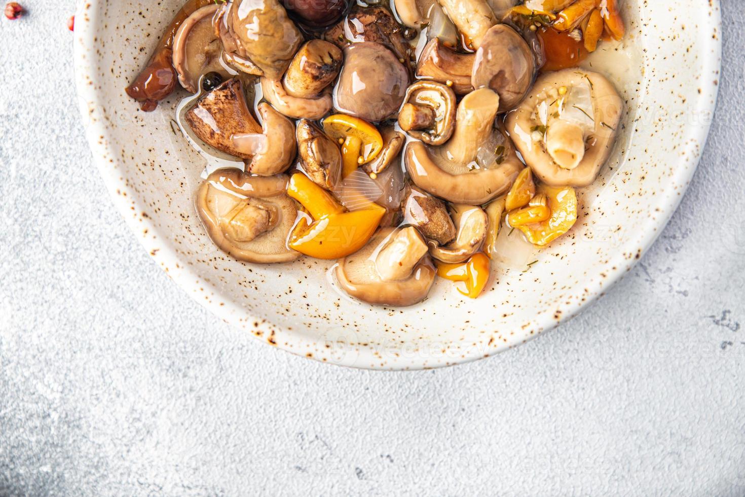 ingemaakte champignons heerlijke groenten foto