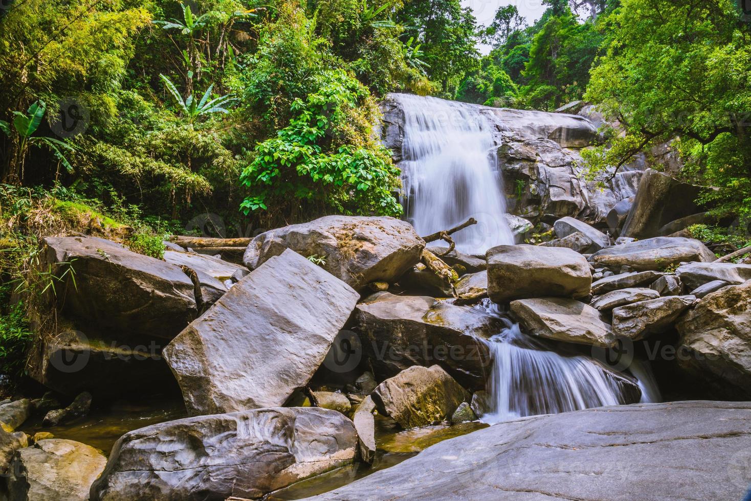 achtergrond wallpaper natuur bos heuvel waterval. thailand doi inthanon. reizen natuur. reizen ontspannen. siliphum waterval. foto