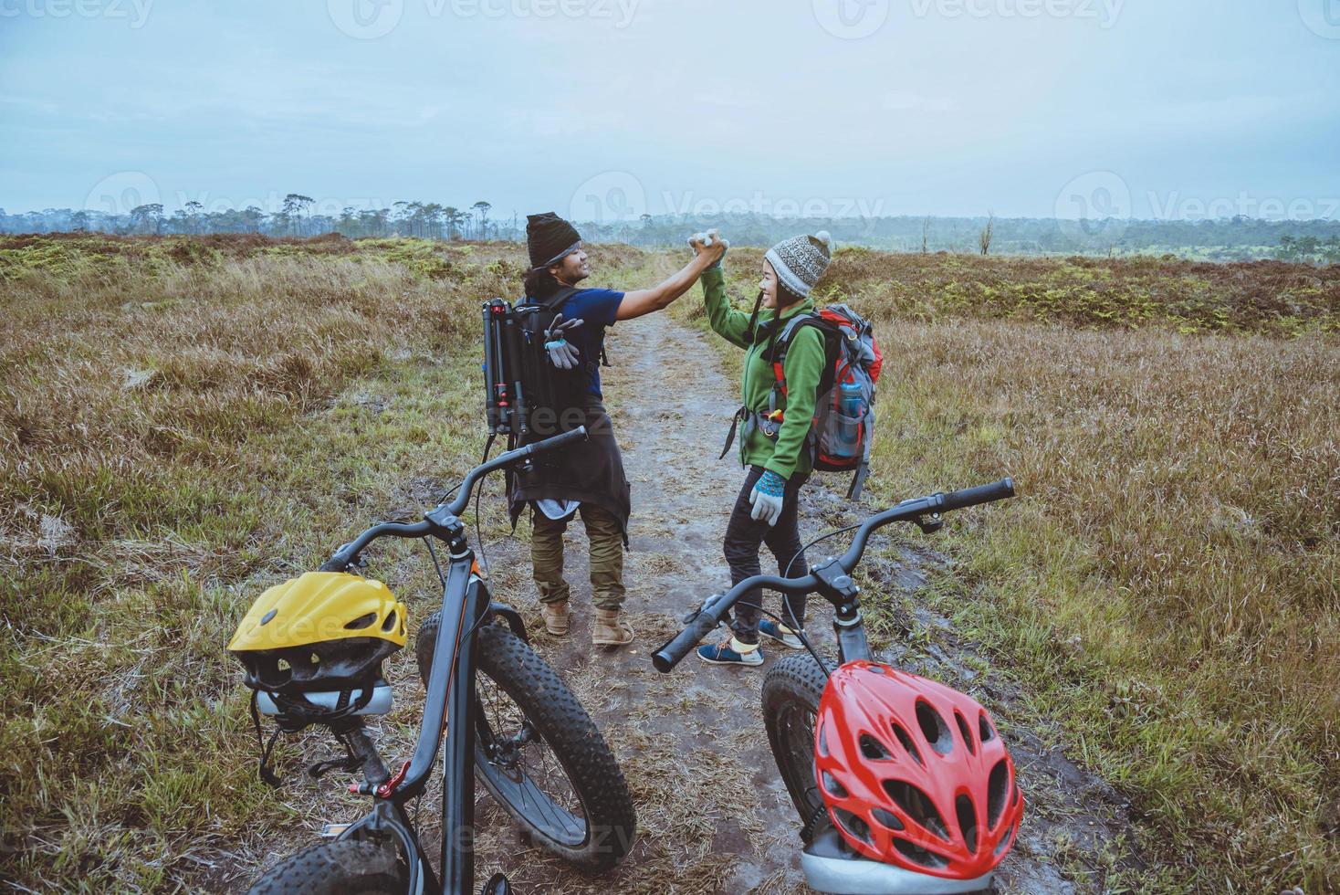 aziatische minnaar vrouwen en mannen reizen foto natuur. reizen ontspannen fietsen in de wildernis in het wild.aan de lijn staan. in de wei in het bos. Thailand