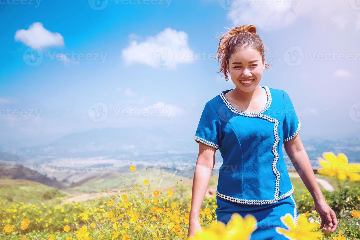 aziatische vrouwen reizen slaap ontspannen. vrouwen bergstam op het gebied van bloemen kosmos sulphureus. Thailand foto