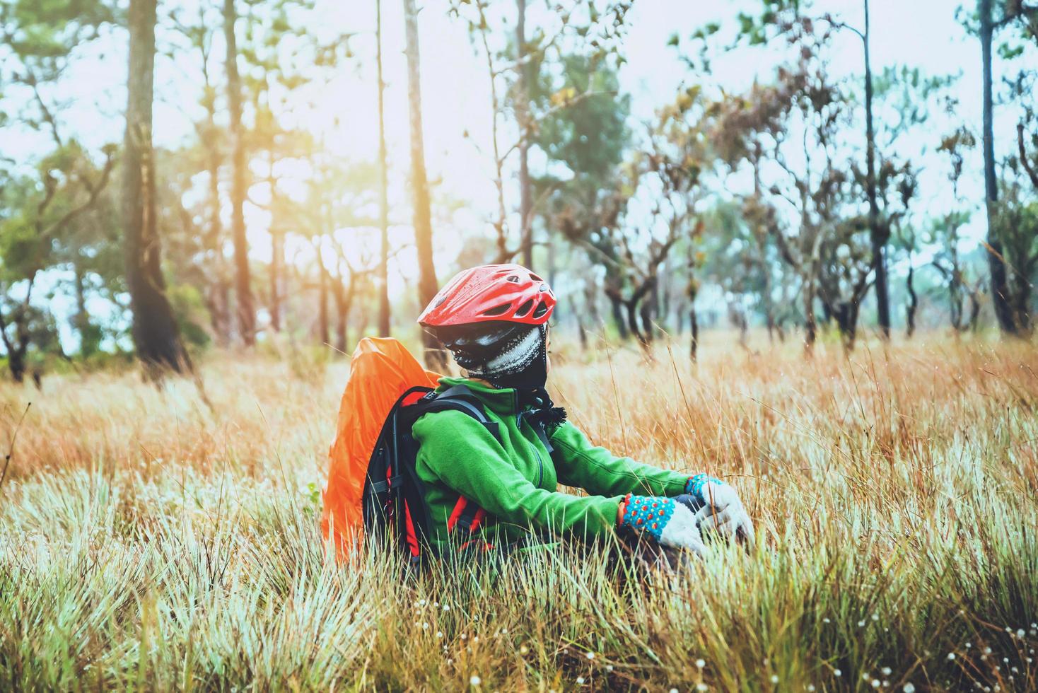 aziatische vrouwen reizen door de natuur. reizen ontspannen. raak natuurlijke bergweide aan. wandelen in het bos. Thailand foto