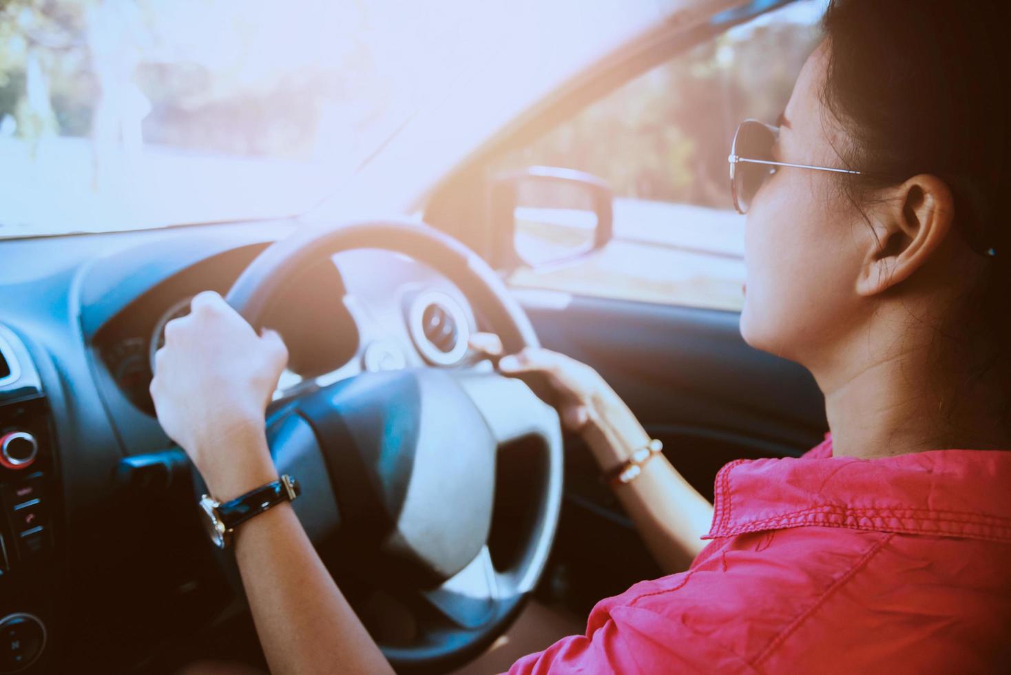 aziatische vrouwen reizen ontspannen in de vakantie. een auto besturen foto