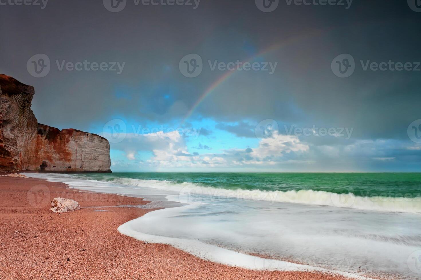 regenboog kleurrijke sfeer zomer zonnig sparrenbos met gras en bomen op zee foto