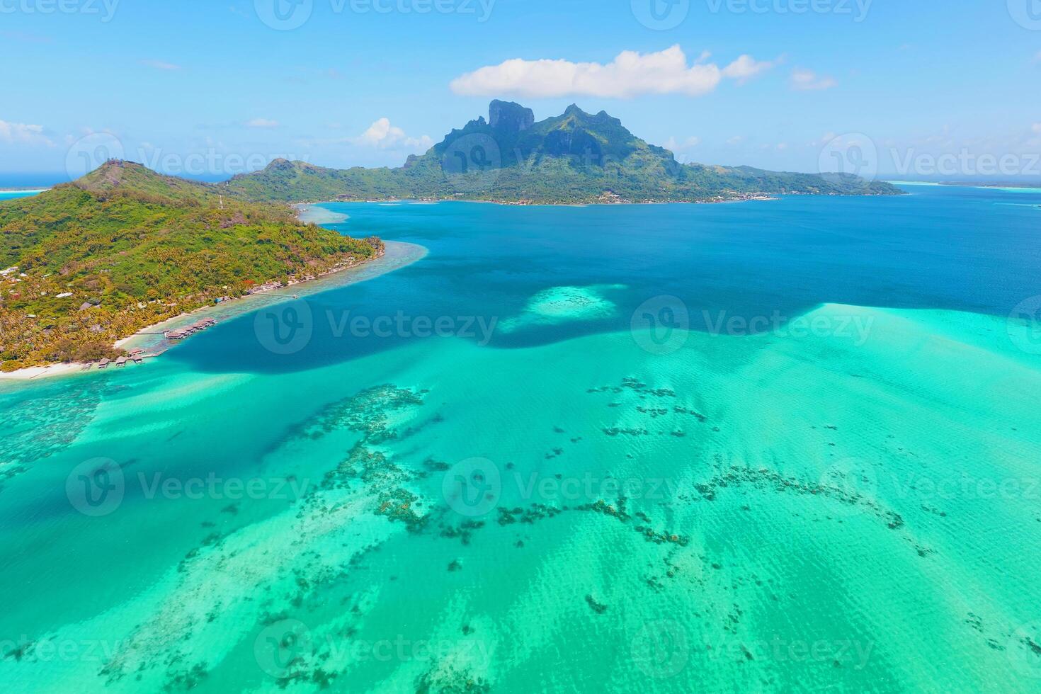 prachtig tropisch paradijsstrand met wit zand en kokospalmen op groen zeepanorama. foto