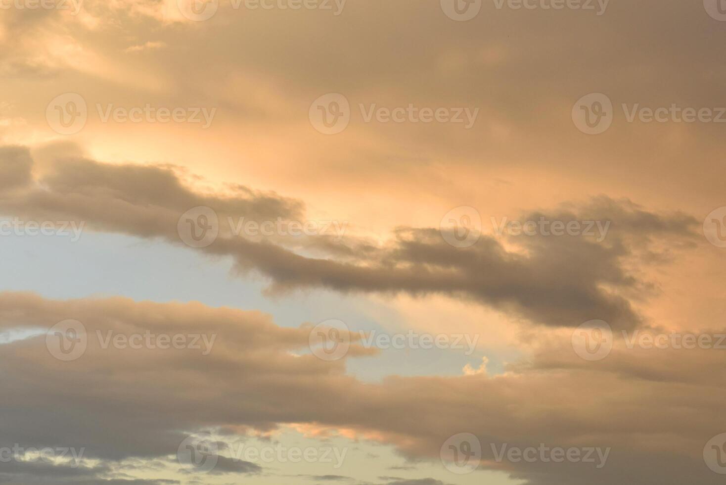 schitterende oranje zonsondergang en zonsopgang mooi boven geel en wit grijze wolken met fel oranje zon op een koele lenteochtend. foto