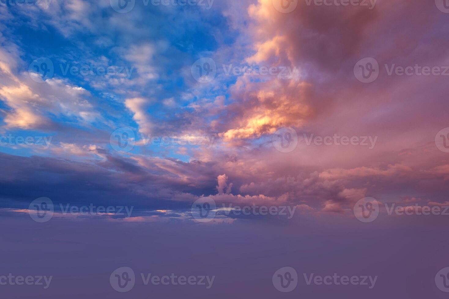 schitterende blauwe zonsondergang en zonsopgang mooi boven blauwe en gele wolken met felle zon op een koele lenteochtend. foto