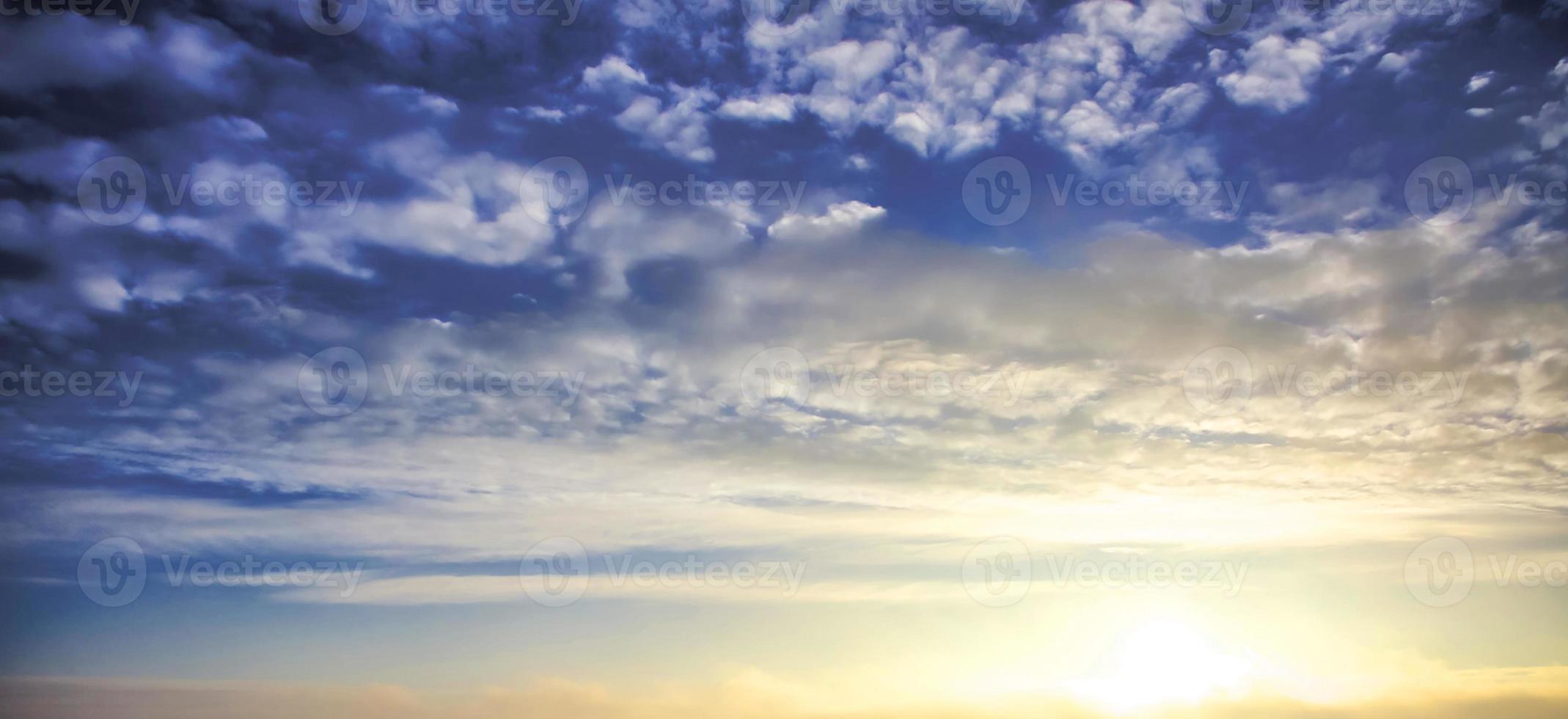 mooie hemel avond schoonheid en wolken bij zonsondergang, dageraad, de stralen van de zon breken door de wolken. natuurlijk foto