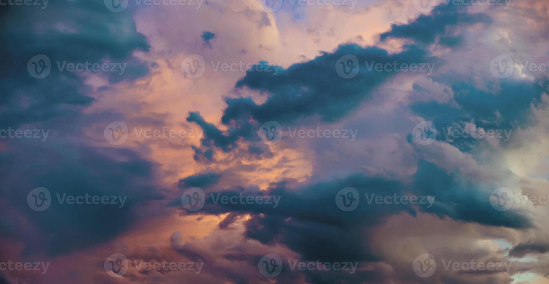 mooie hemel avond schoonheid en wolken bij zonsondergang, dageraad, de stralen van de zon breken door de wolken. natuurlijk foto