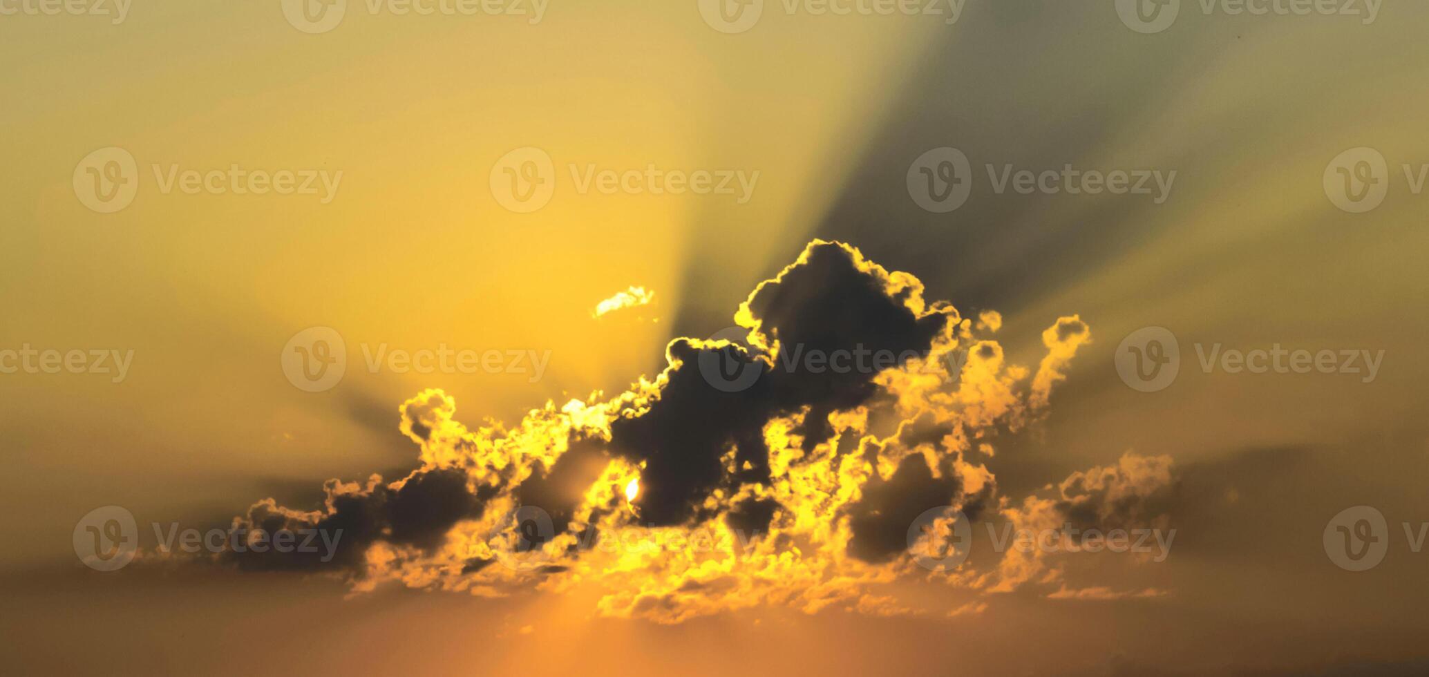 mooie oranje hemel avond schoonheid en wolken bij zonsondergang, dageraad, de stralen van de zon breken door de wolken. natuurlijk foto