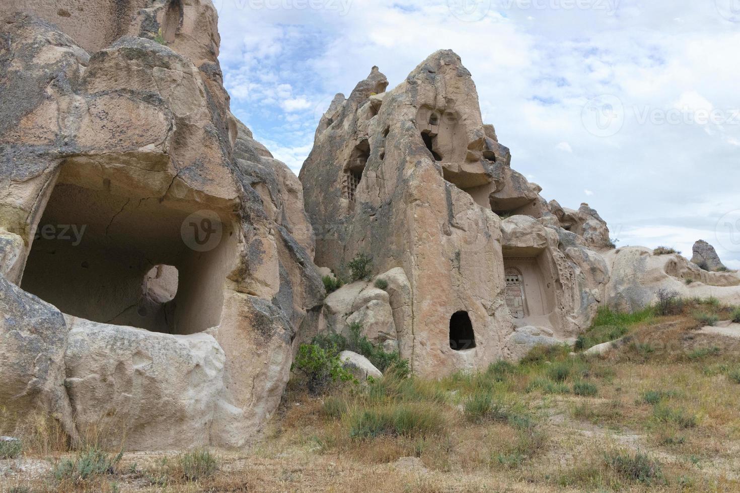 woningen in de oude grotten van de rode vallei van Cappadocië foto