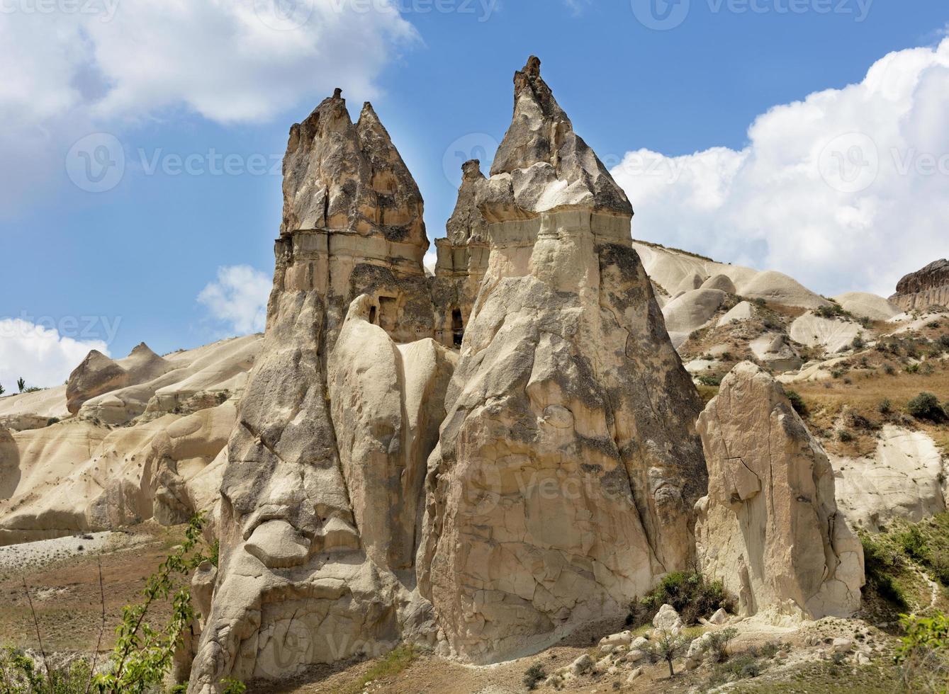 stenen huizen in de oude rotsen van goreme, cappadocië, turkije. landelijke manier van leven. foto