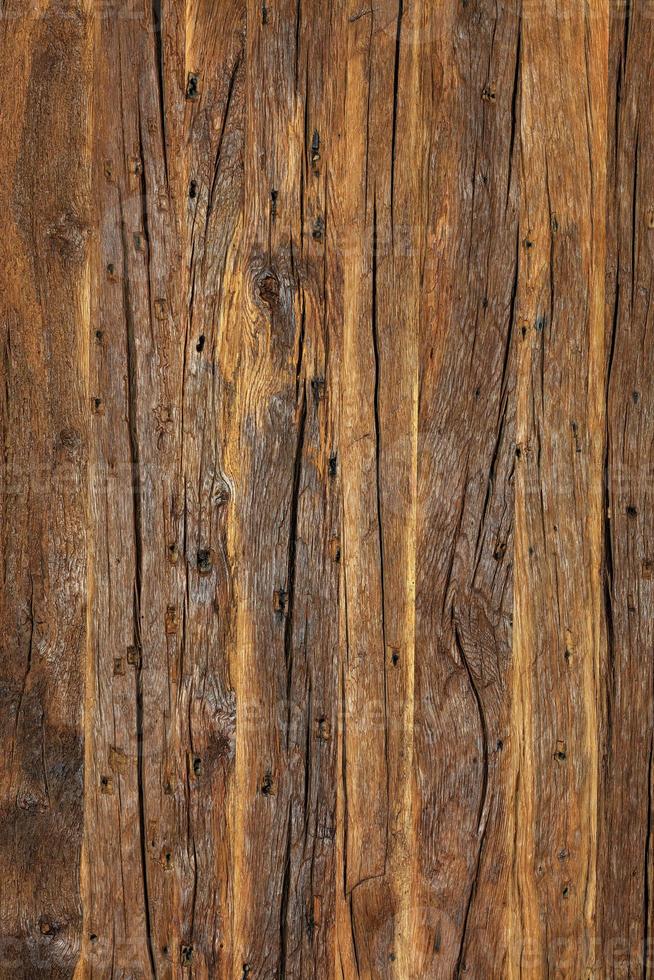textuur en achtergrond van een zeer oud bruin hout, verticaal beeld. foto