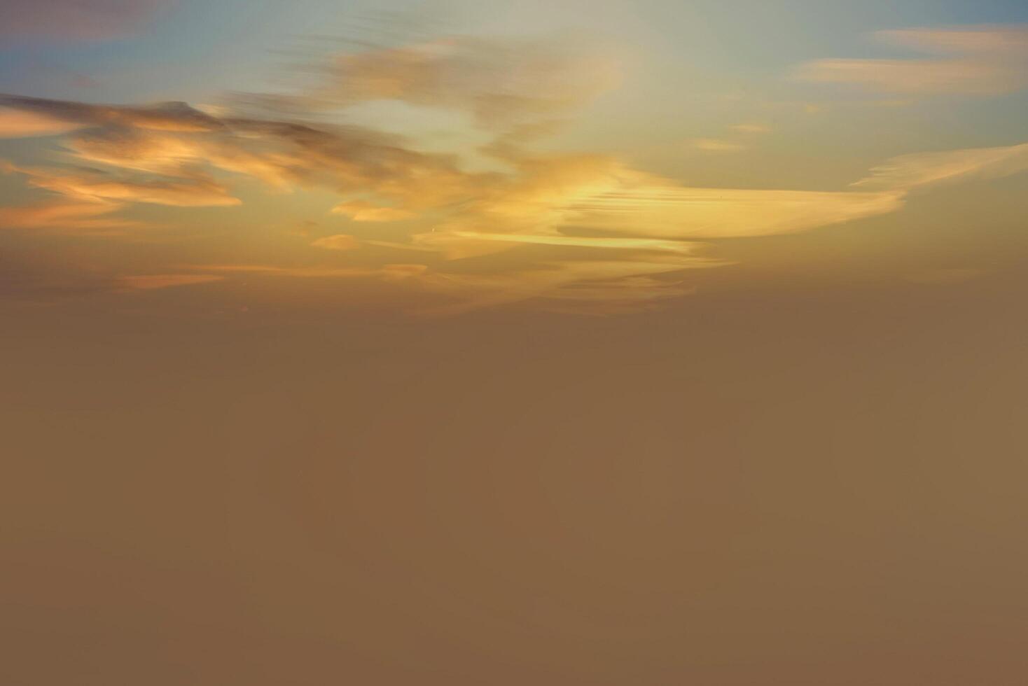 schitterende oranje zonsondergang en zonsopgang mooi boven grijze wolken met felgele zon op een koele lenteochtend. foto