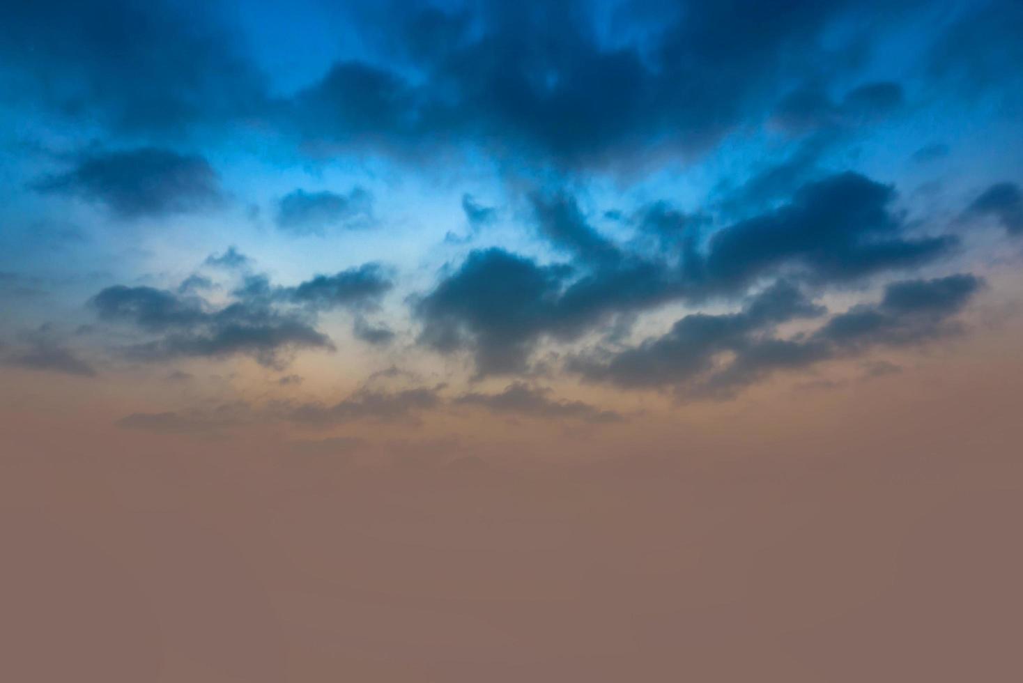 blauwe lucht met grijze wolken. zonnige dag met blauwe lucht op de avondachtergrond foto