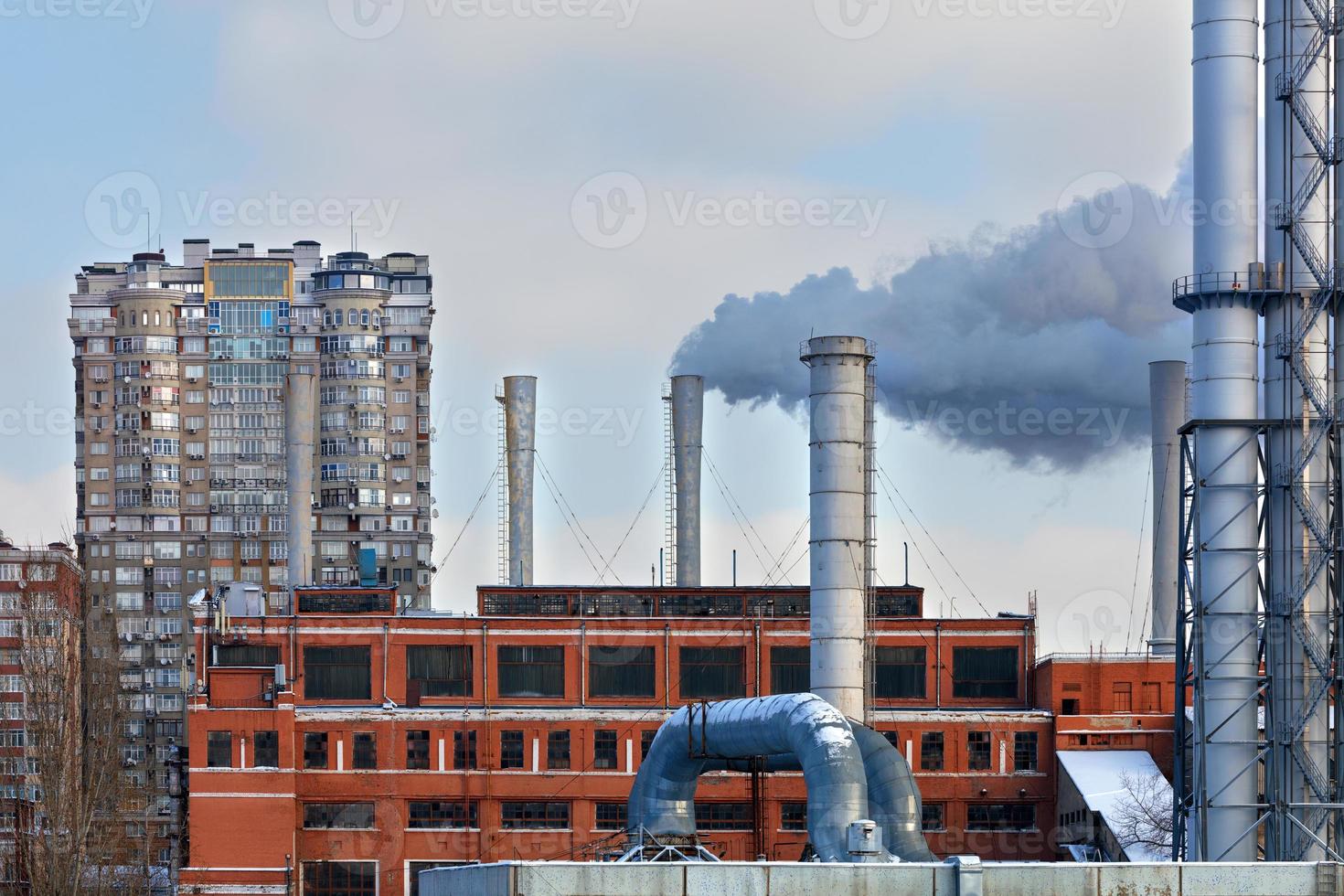 rookwolken stijgen op vanuit het warmtestation van het stadsdeel en verslechteren de ecologie. ruimte kopiëren. foto