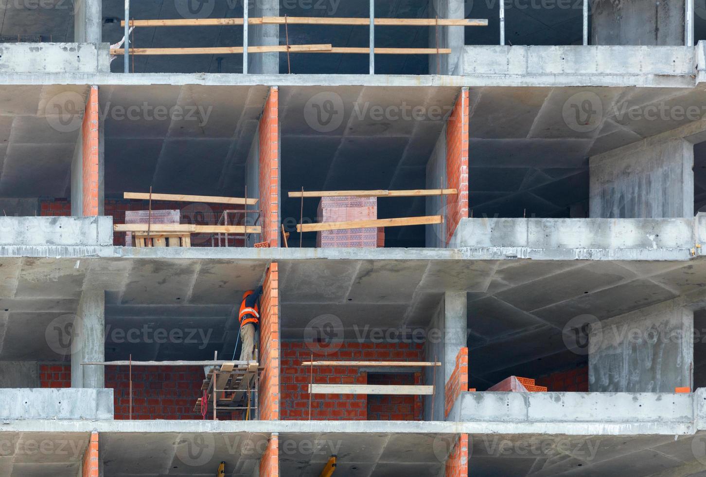 fragment van de gevel van het gebouw, gebouwd volgens de monolithische framemethode en de daaropvolgende montage van interne scheidingswanden. foto