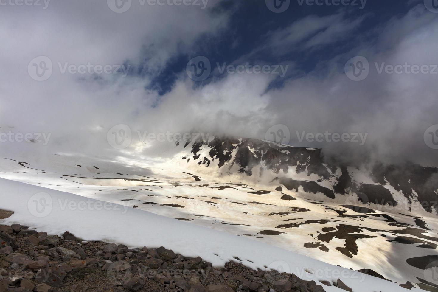 berglandschap met sneeuw en ochtendzon foto