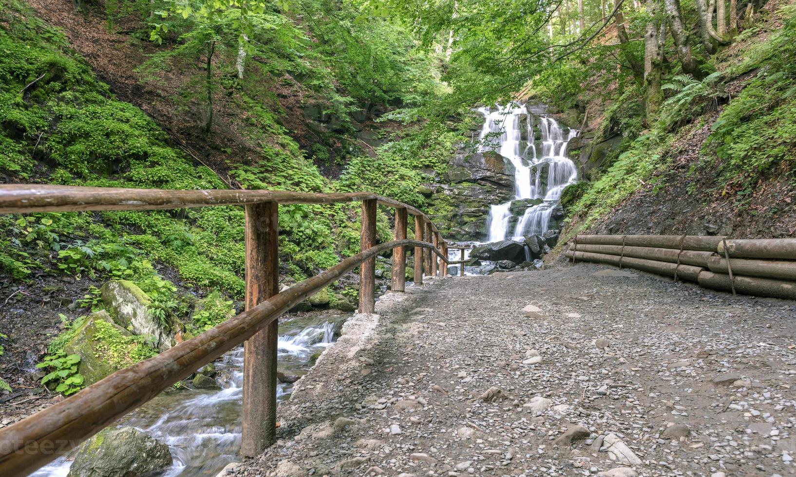 Karpaten. een pad naar de grote waterval van een bergrivier. Oekraïne. foto