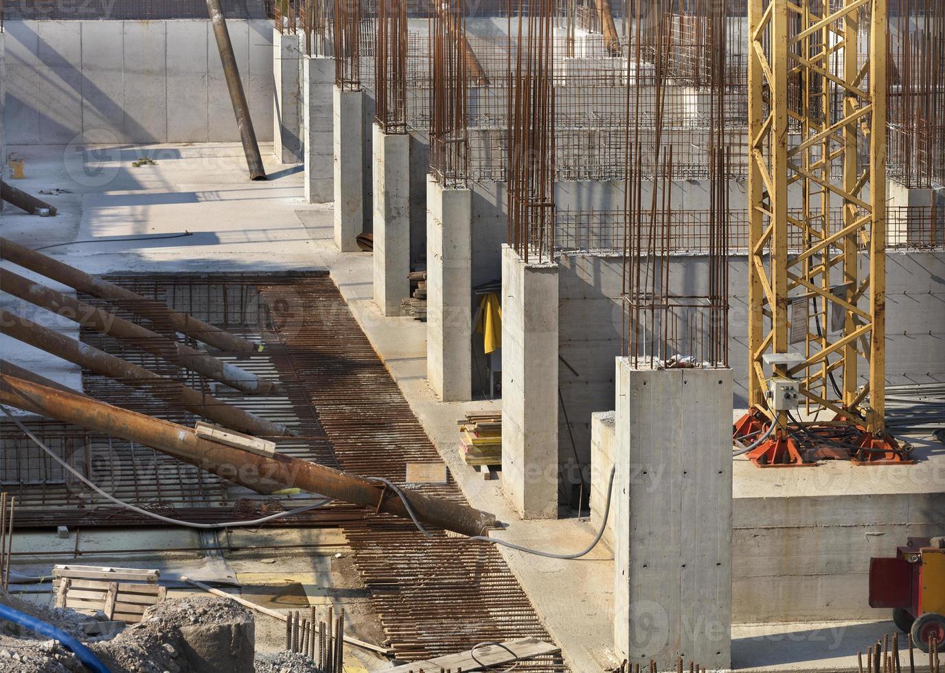 bouwplaats voor de uitrusting van de fundering van een modern gebouw foto