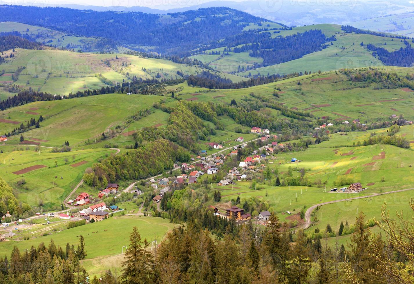 prachtig landschap van de Karpaten, Oekraïne, met uitzicht op het dorp vanaf de top van de berg. foto