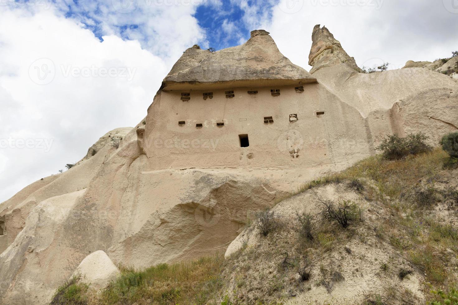 verlaten grotten in de bergen van cappadocië foto