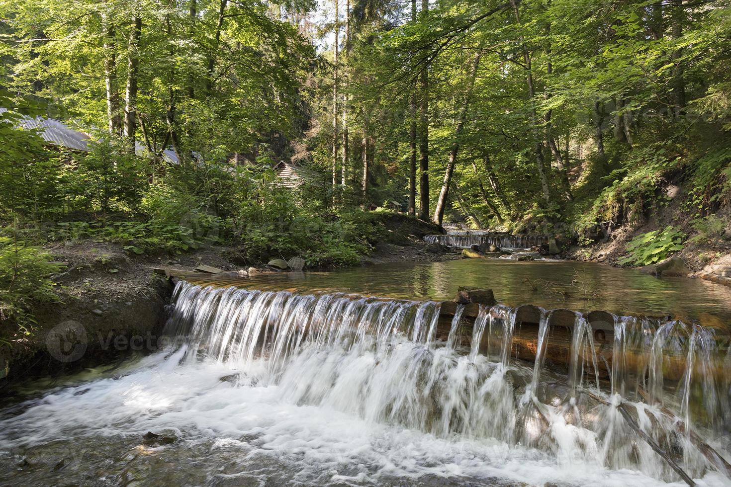 trapsgewijze waterval van een bergstroom in de karpaten foto