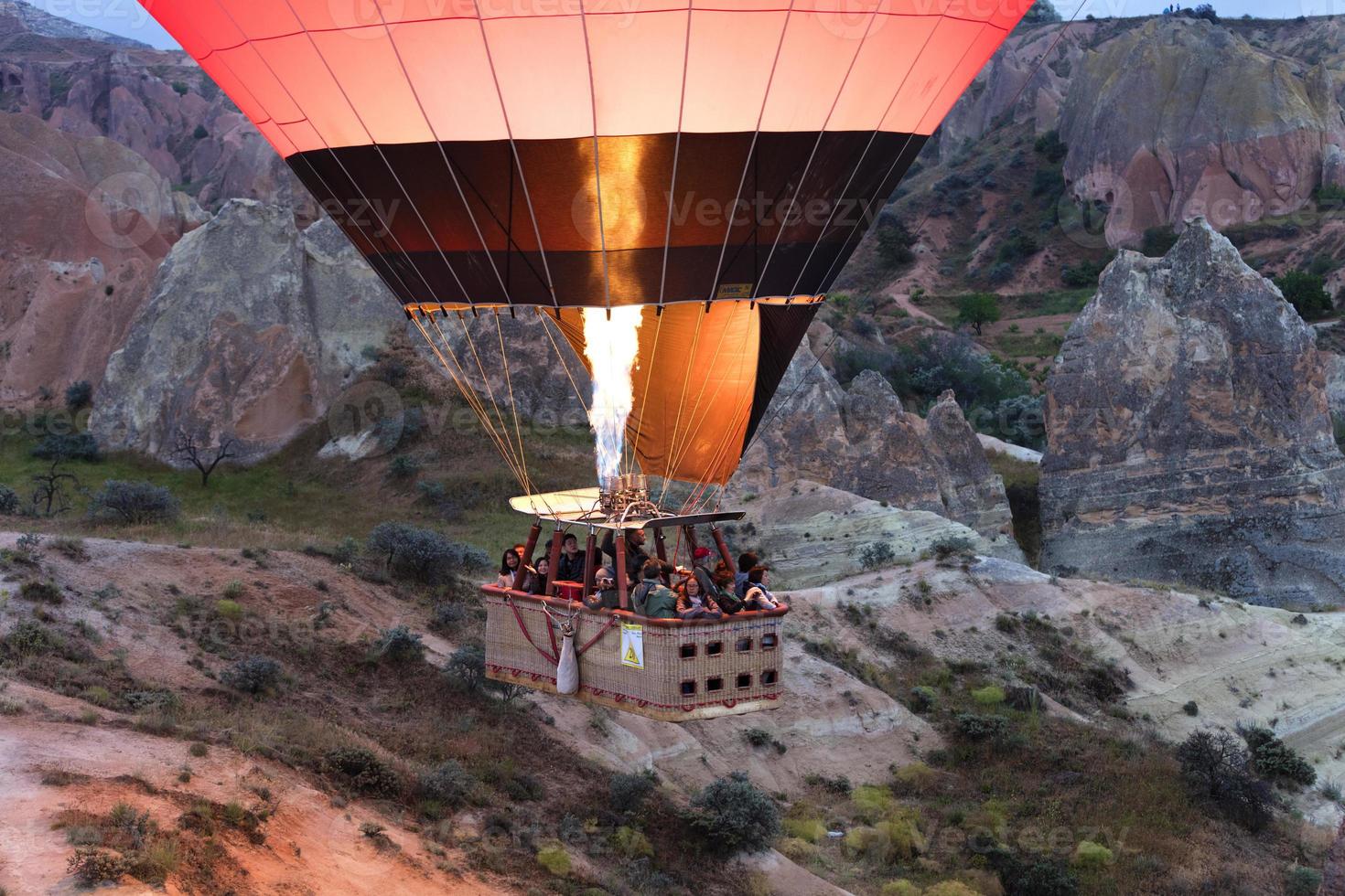 een ballon vliegt over de vallei in Cappadocië. 12.05.2018. kalkoen. foto