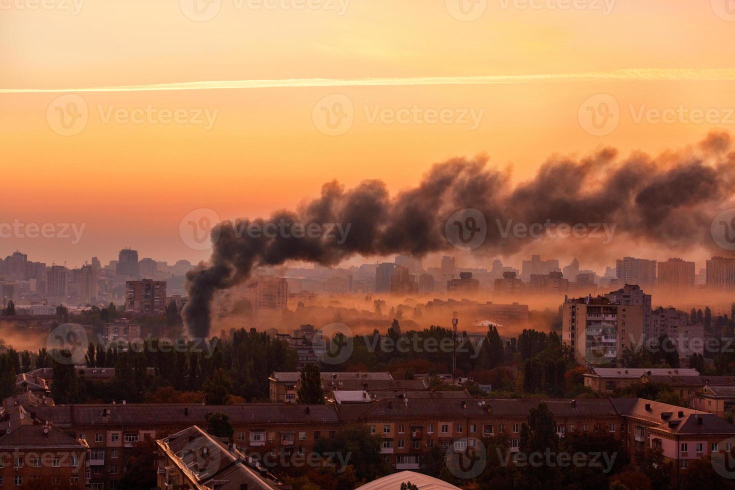 vroege ochtend stadsgezicht met zwarte rook van de vuurzee. foto