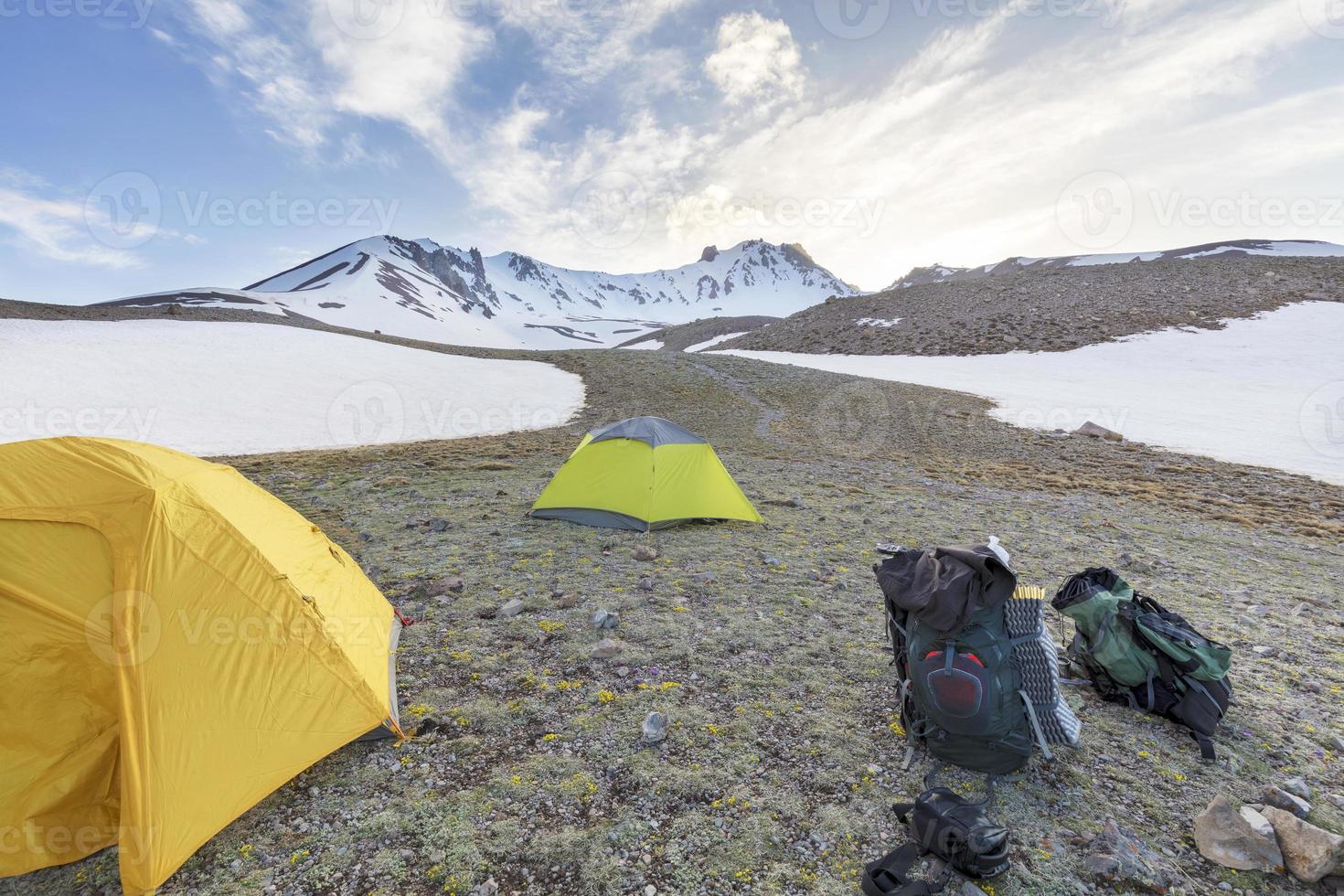 tenten van toeristen bevinden zich aan de voet van de berg erciyes in centraal turkije foto