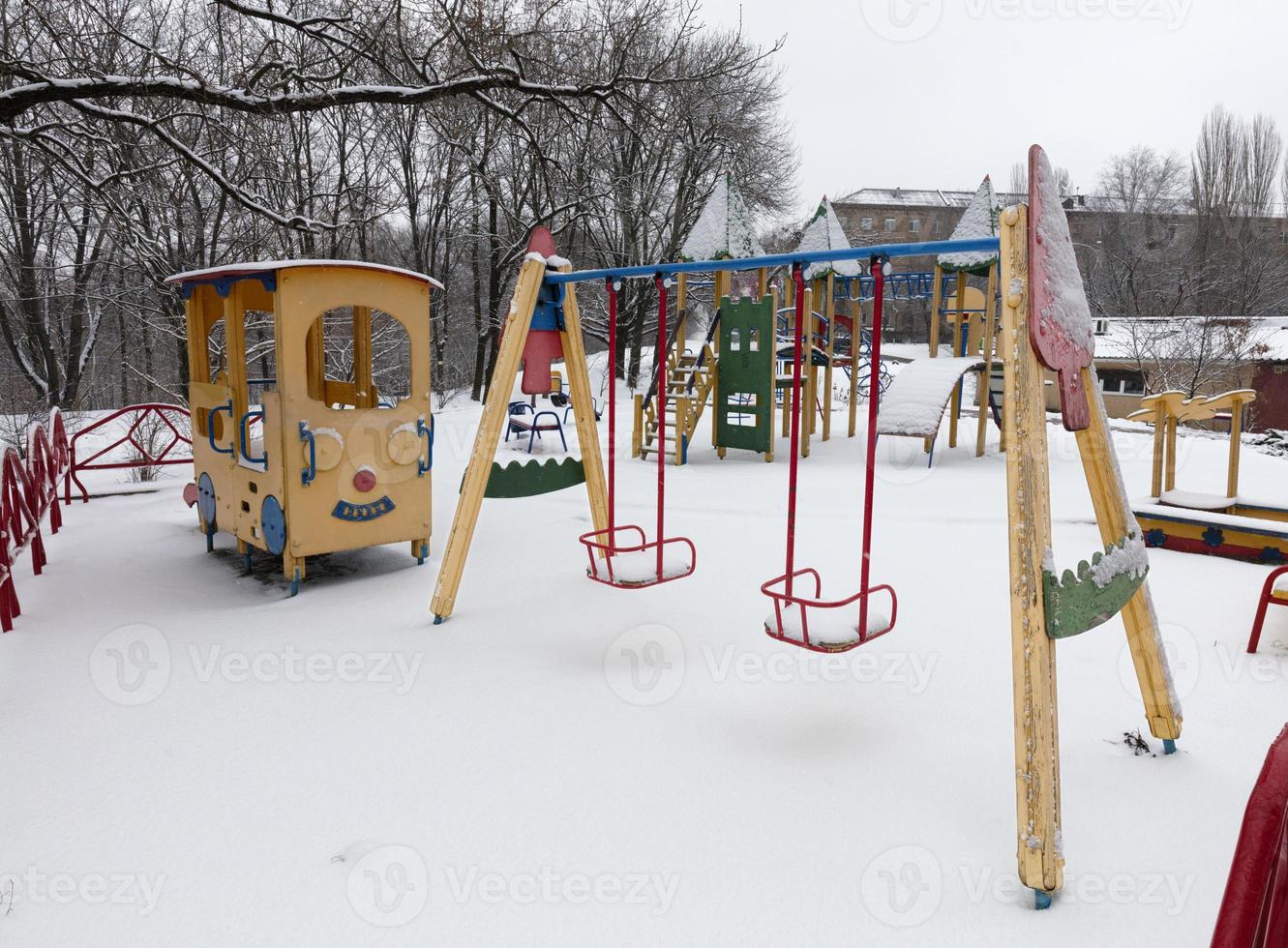 schommel op de speelplaats was bedekt met sneeuw foto