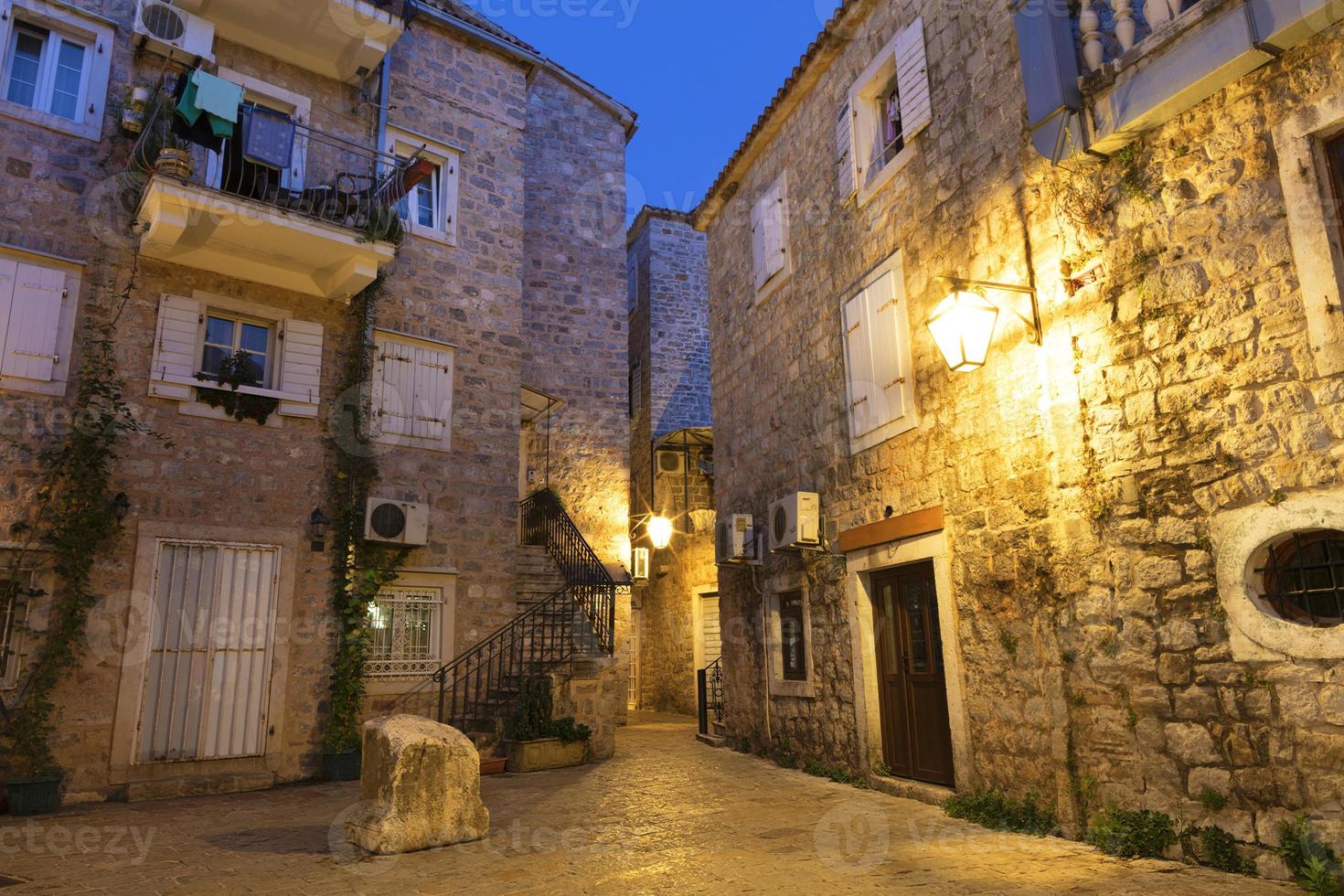 de straten van de oude nachtstad budva, montenegro foto