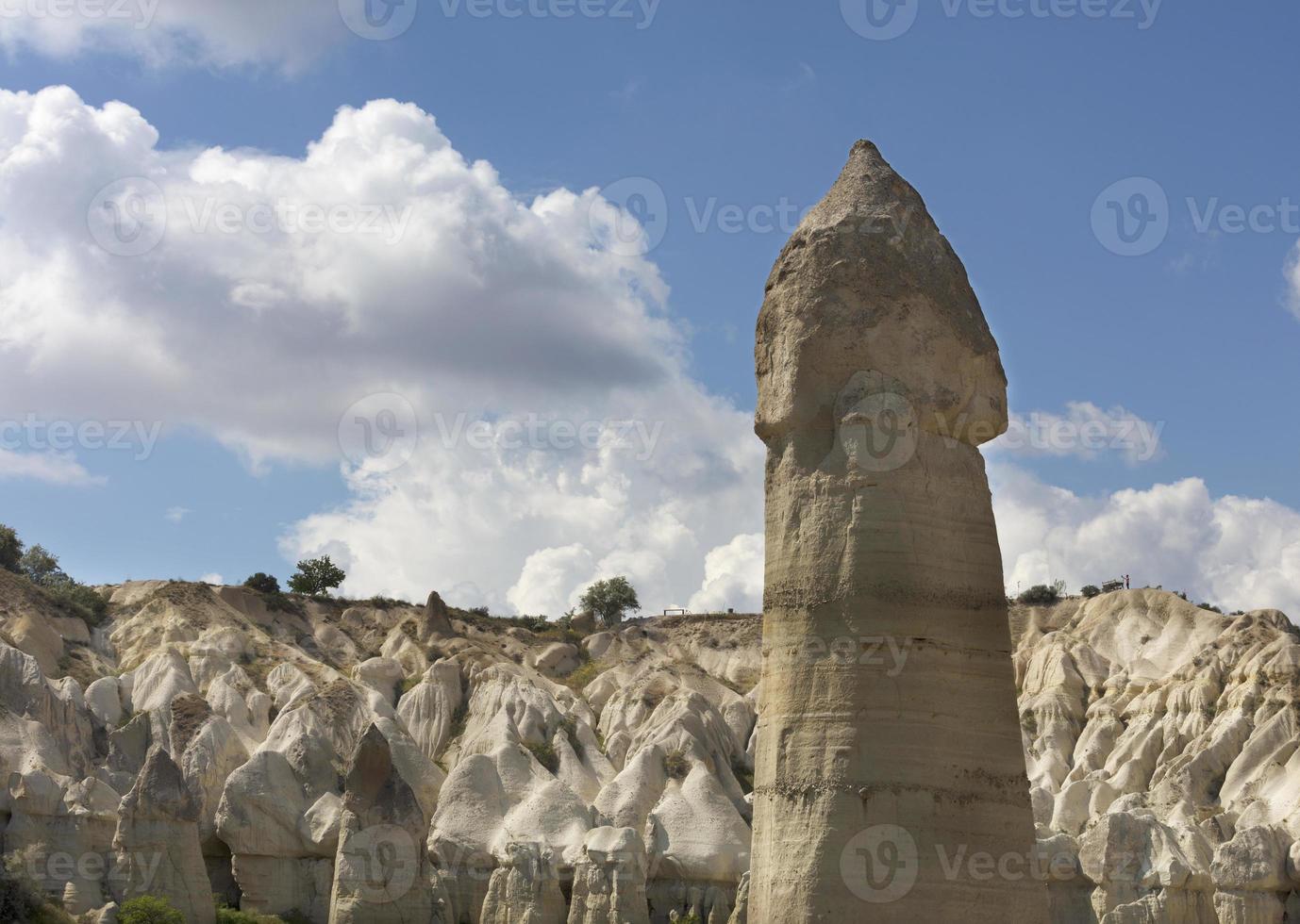 grote fallische rotsformaties in de vallei van de liefde, cappadocië, turkije. foto