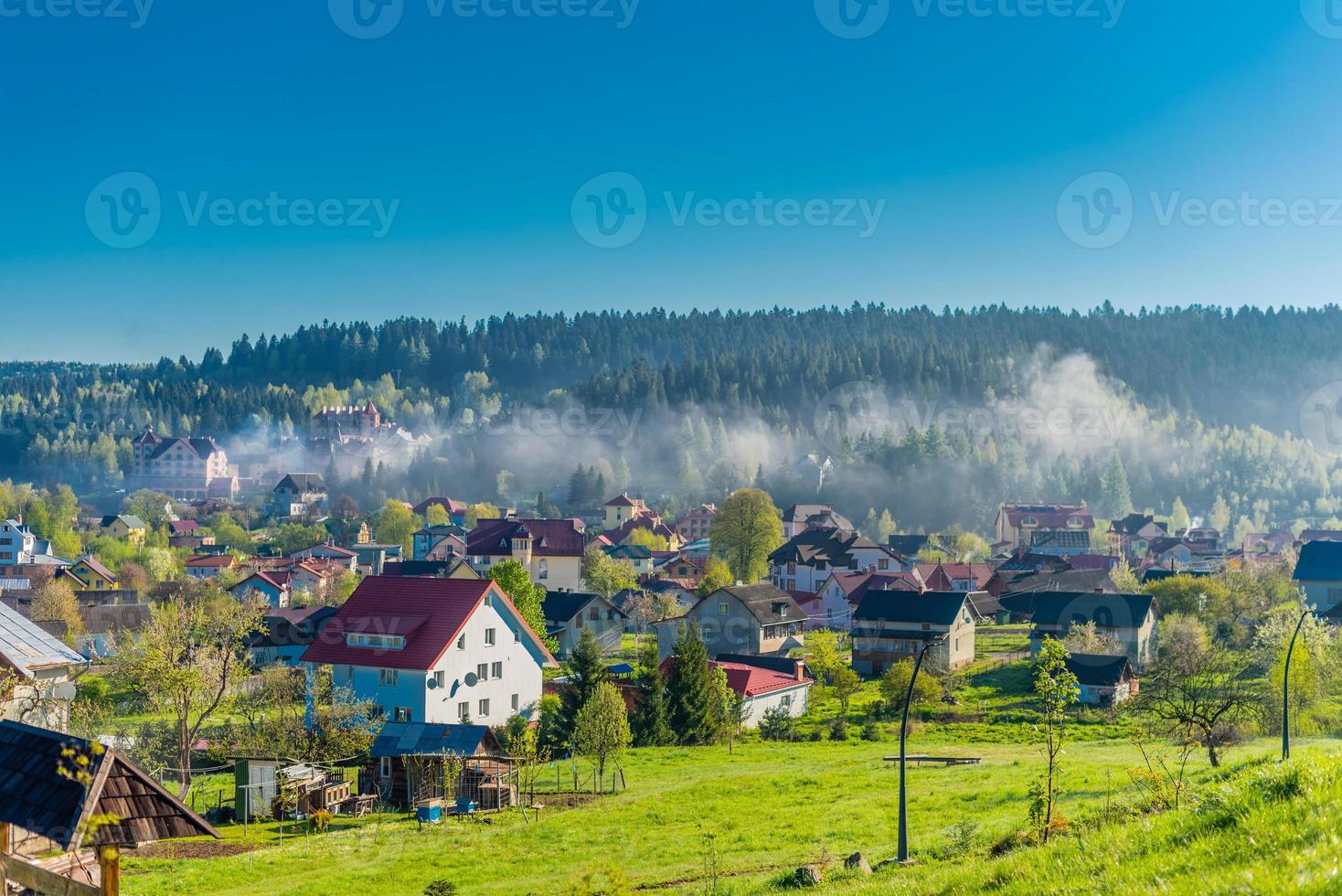 mooi bergdorp in de karpaten na regen op een warme zomerdag foto