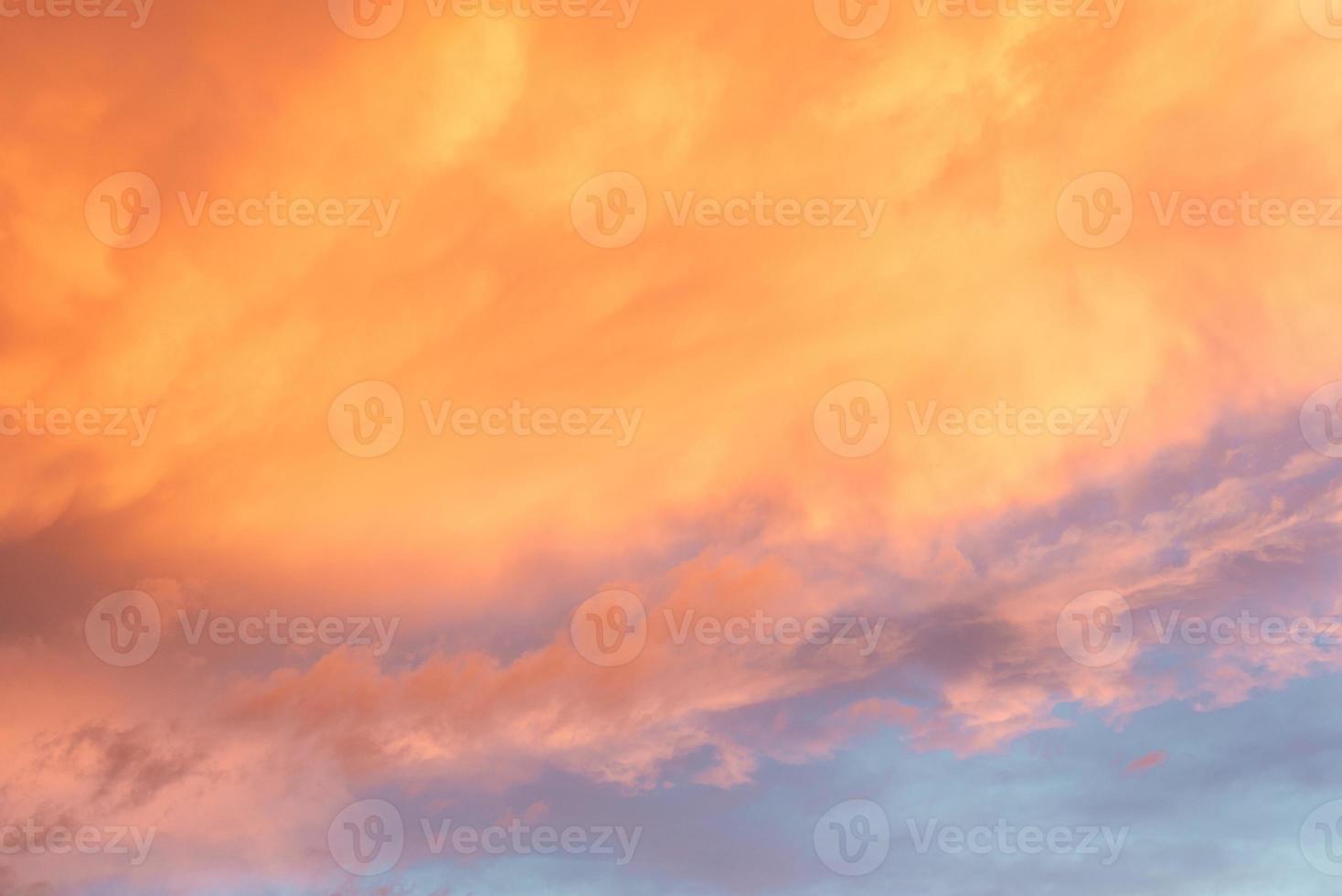 mooie zomerse zonsondergang met oranje lucht en wolken foto