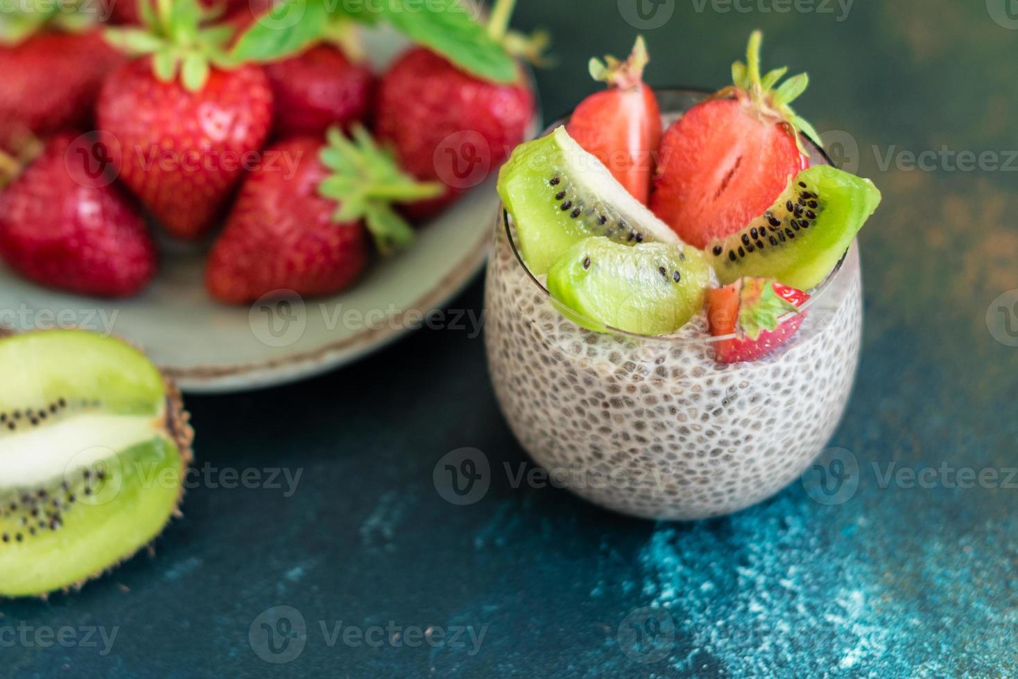 lekker gezond ontbijt, yoghurt met chiazaden en fruit foto