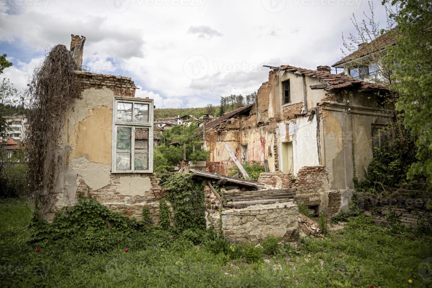 vernietigd en verlaten oud huis in Bulgaars dorp. foto