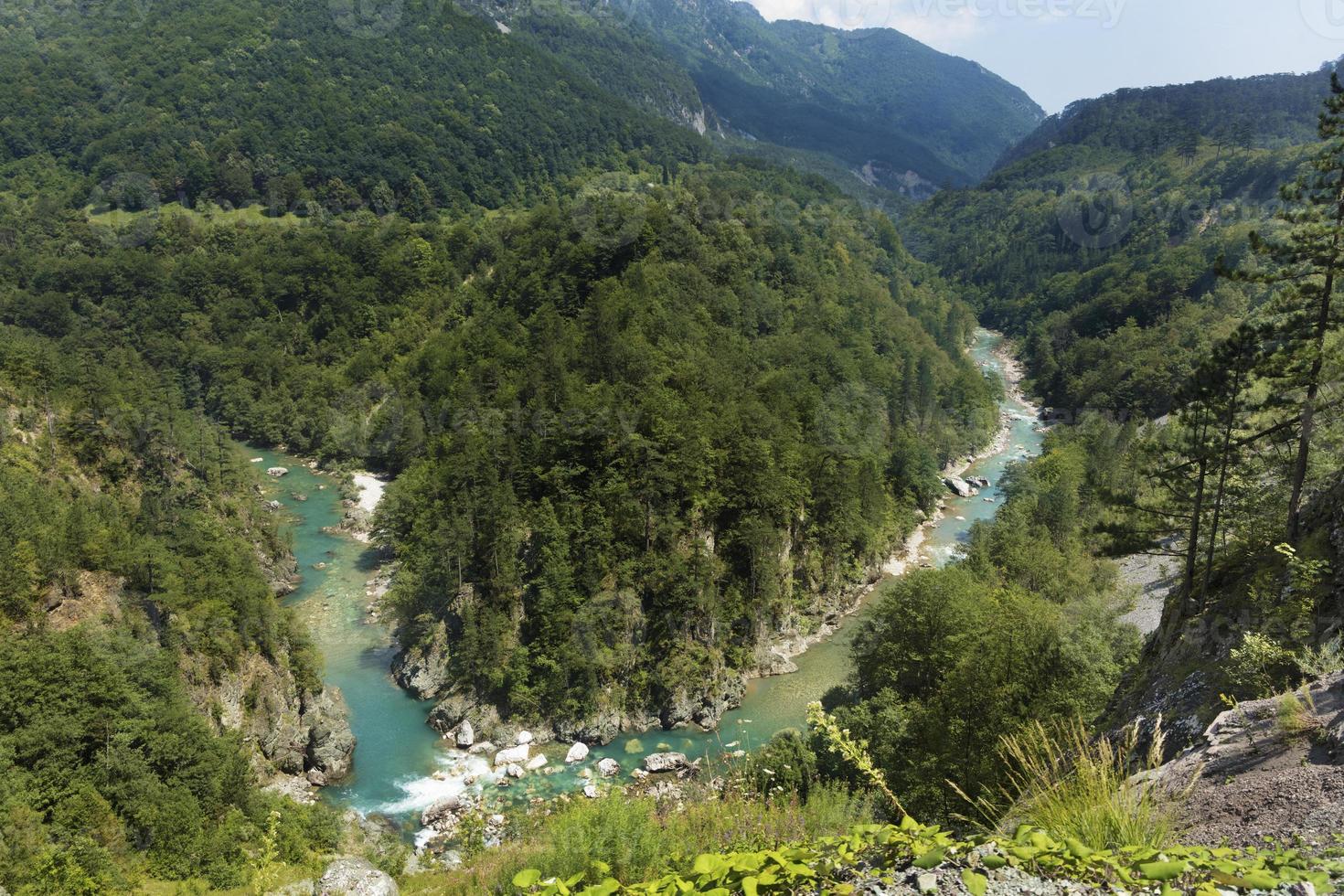 het zuivere turquoise water van de bergrivier overwint de steenstroomversnellingen. ecologie concept, puur natuur. foto