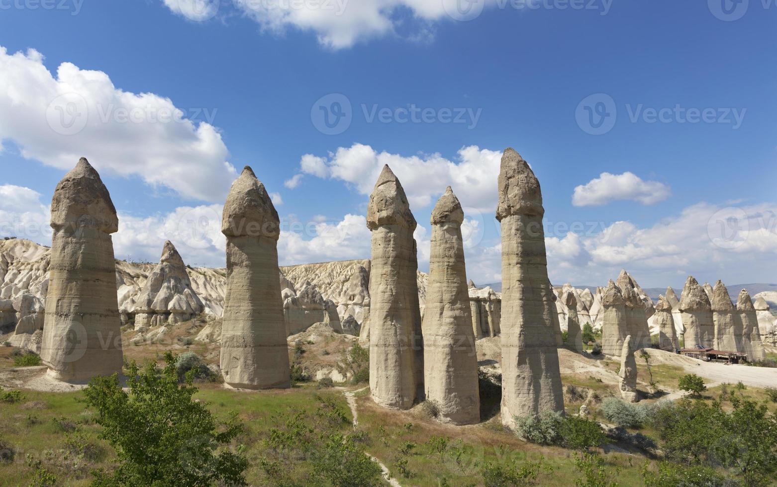 grote fallische rotsformaties in de vallei van de liefde, cappadocië, turkije. foto