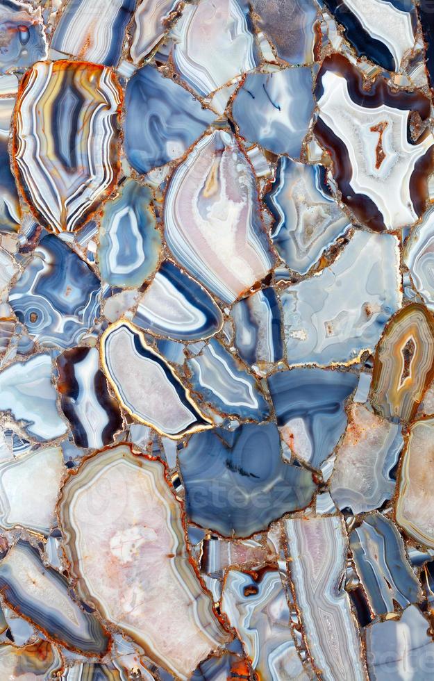 Agaat-edelstenen zijn gepolijst, in sectie, in de vorm van een verbazingwekkend fascinerend paneel. foto