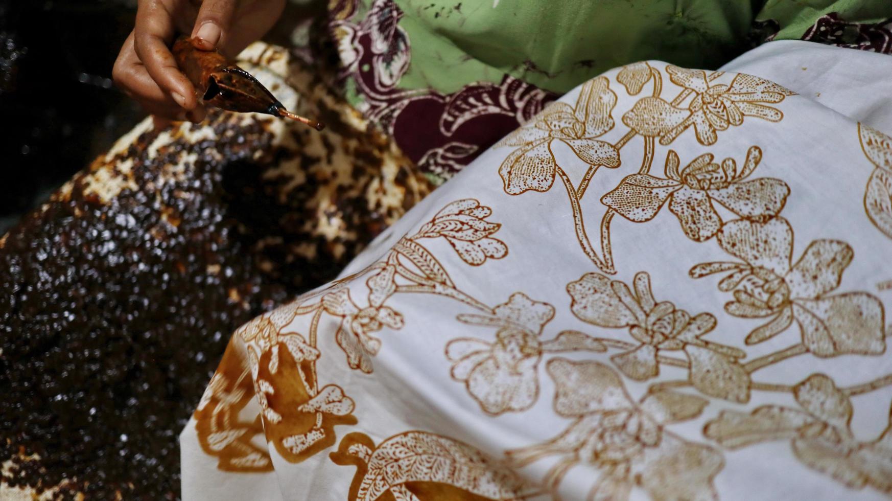 activiteit van het maken van batik, het maken en ontwerpen van witte stof met behulp van kantelen en was door over de stof te slaan, pekalongan, indonesië, 7 maart 2020 foto