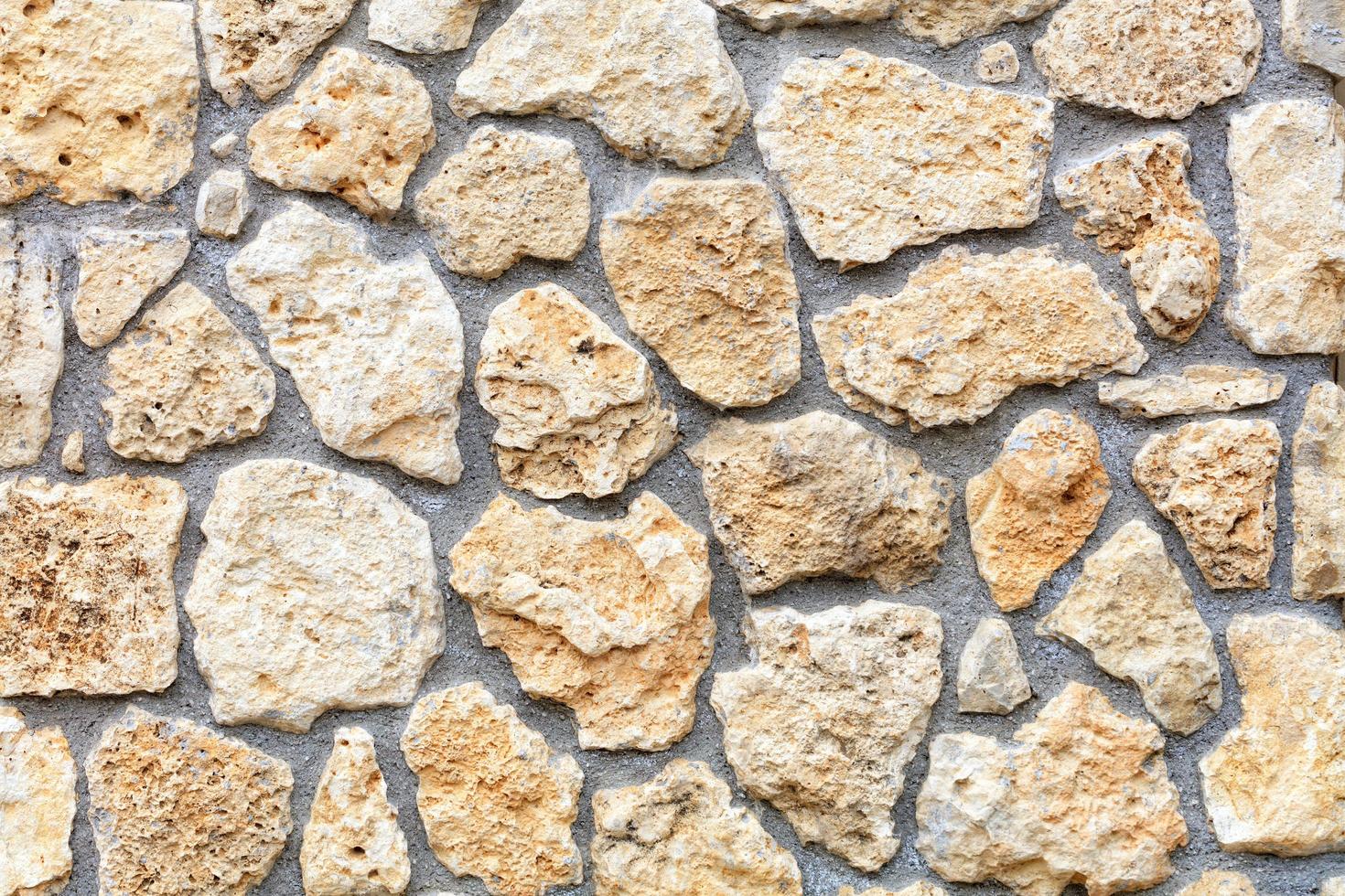 textuur van een stenen muur geëxtrudeerd uit een grote geplaveide van een shell rock, close-up. foto