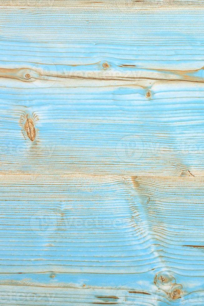 delicate blauw-beige kleur van de houten textuur van oude geschilderde planken met knopen en horizontale strepen. foto
