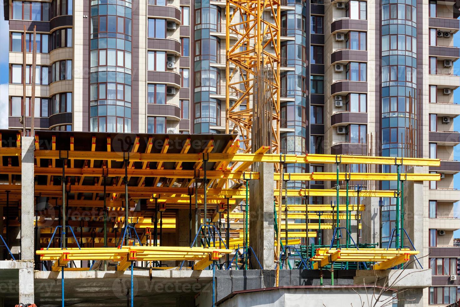 het concept van de constructie van nieuwe gebouwen op een monolithische manier met behulp van een systeem met een systeem van metalen steigers en steunen. foto