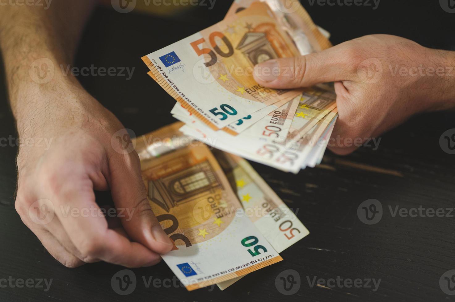 50 euro hand met euro geld foto