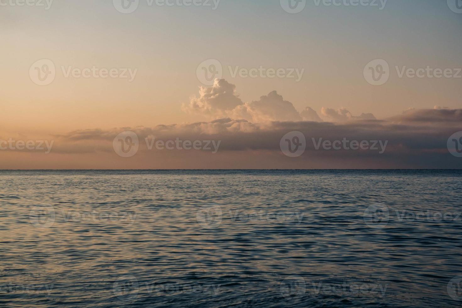 zonsondergang op zee. prachtige zonsondergang op strand en zee foto