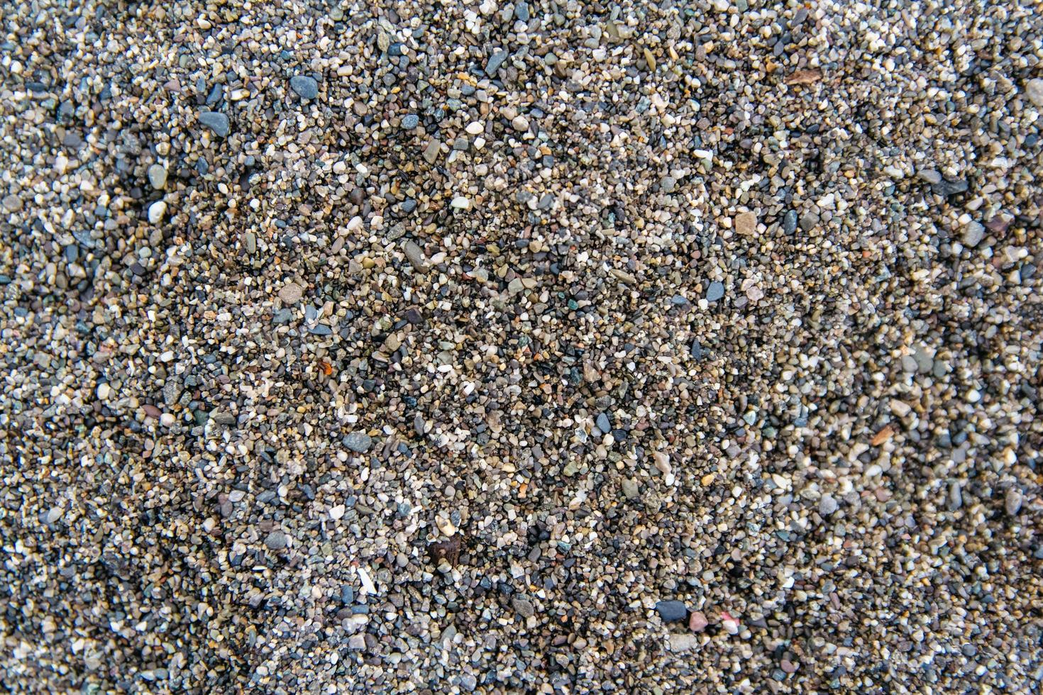 grindpatroon van natte gekleurde stenen. abstracte natuur kiezelstenen achtergrond foto