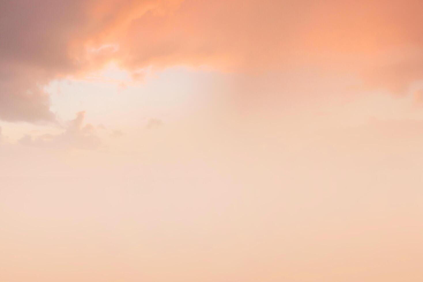 schitterende oranje zonsondergang en zonsopgang mooi boven wolken met felgele zon op een koele lenteochtend. foto