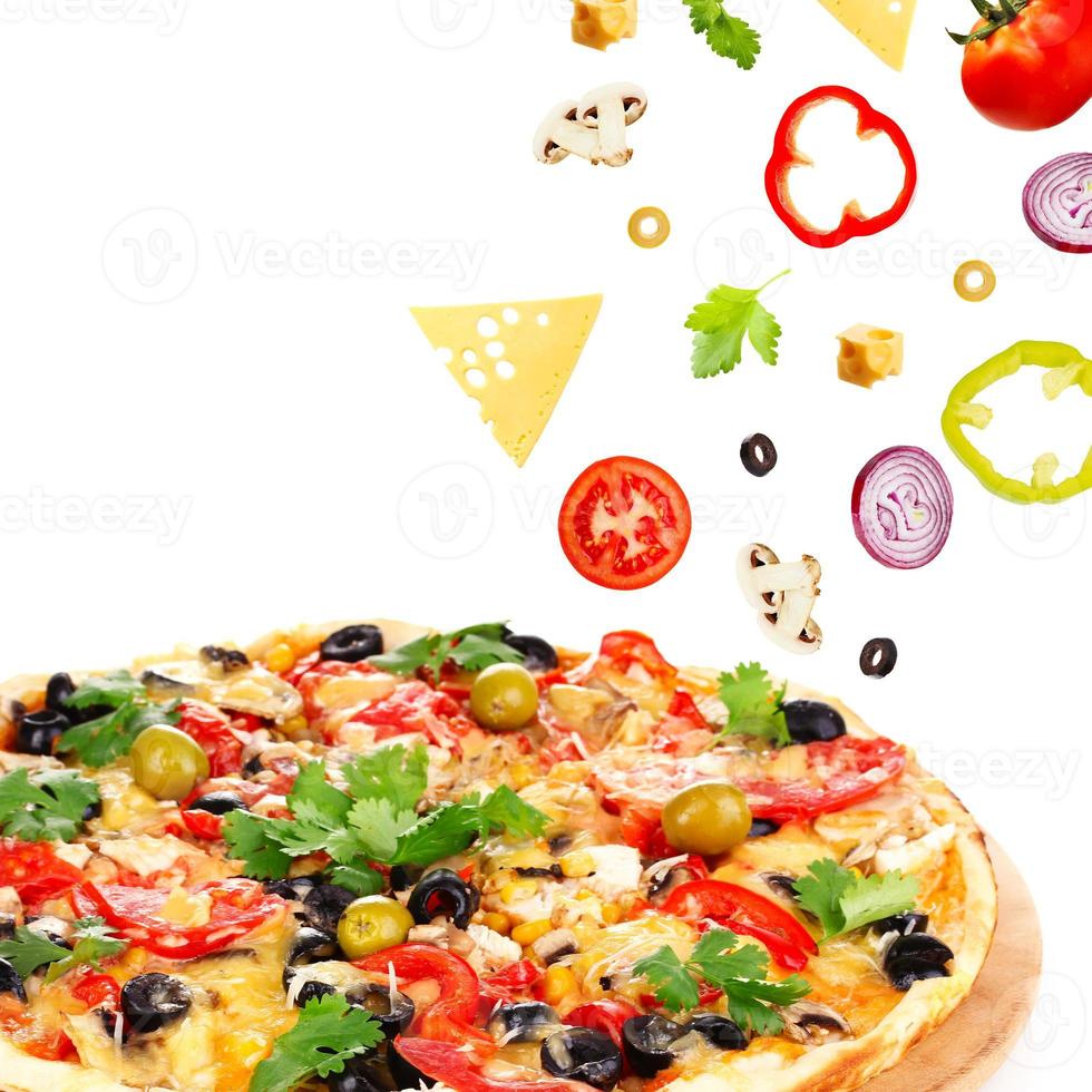 smakelijke pizza en vallende ingrediënten geïsoleerd op wit foto