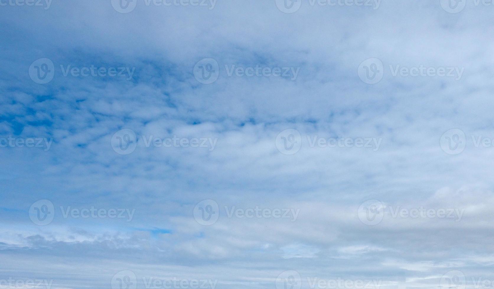 blauwe hemel met wolken achtergrond foto
